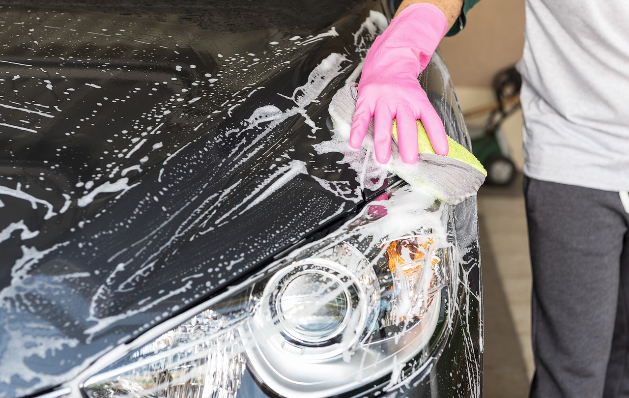 Além de uma questão de aparência, manter o carro limpo pode ajudar da a mater o seu carro em bom estado. 