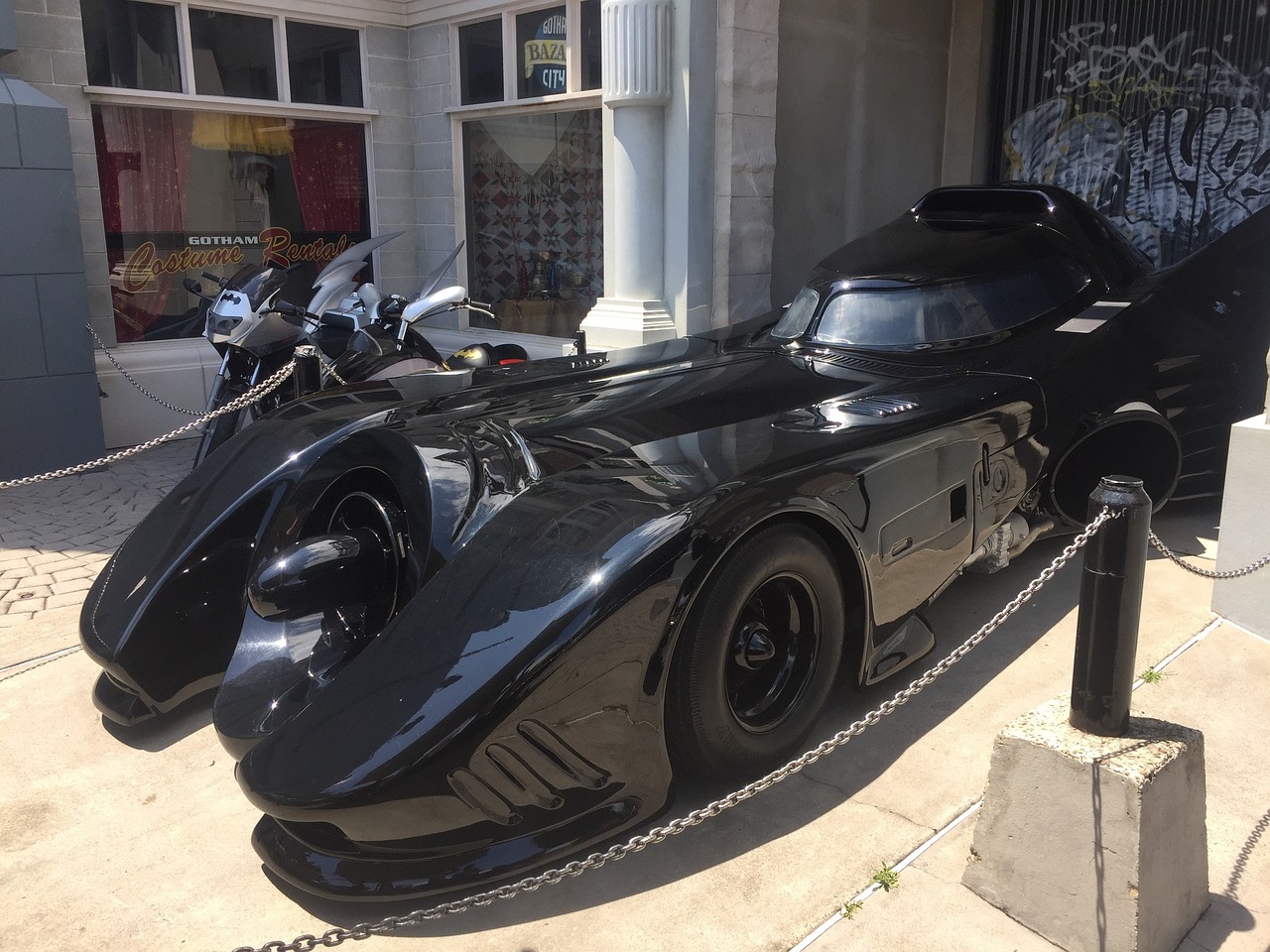 Um dos carros famosos usados em filmes e séries de TV e marcaram gerações, com certeza é o Batmóvel
