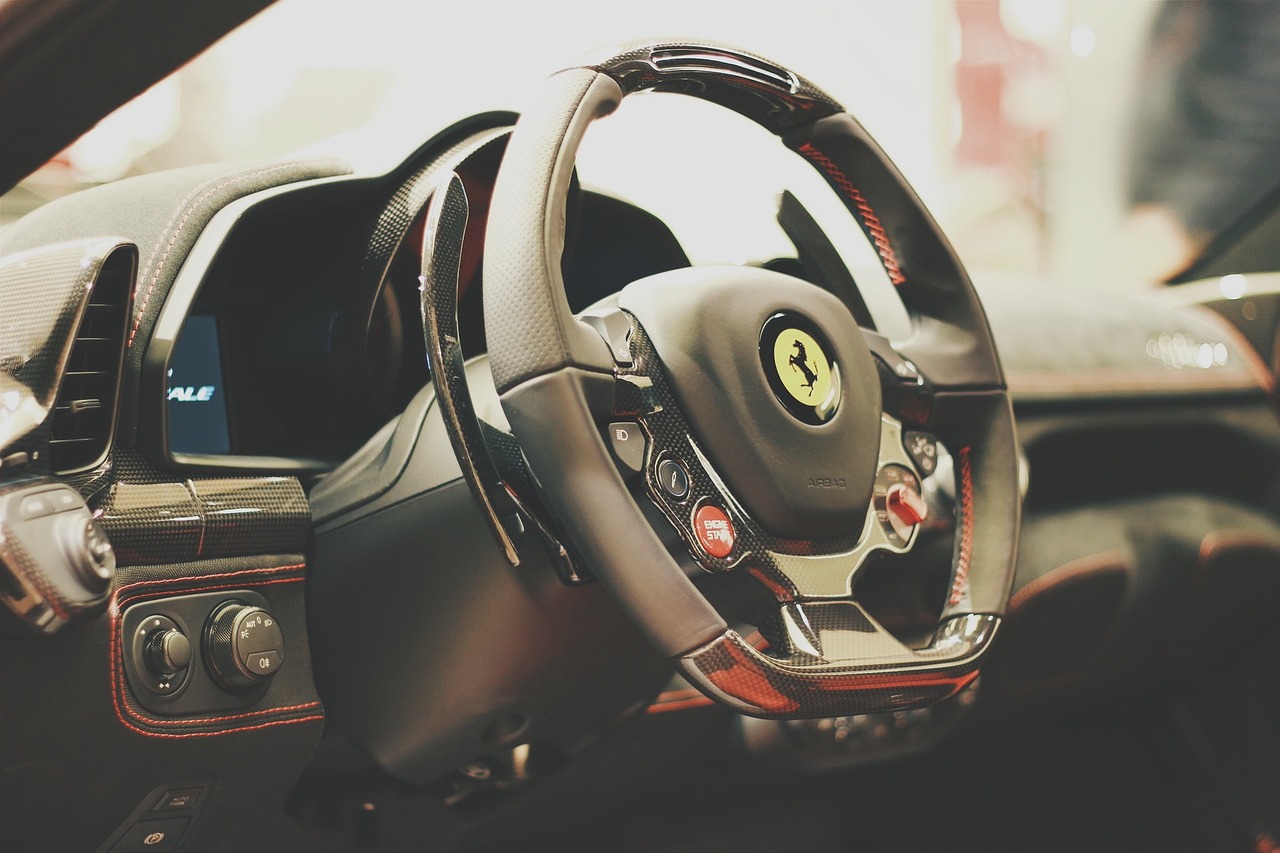 Umas das marcas de carros mais famosas do mundo é Ferrari com seus carrod de alto desempenho.