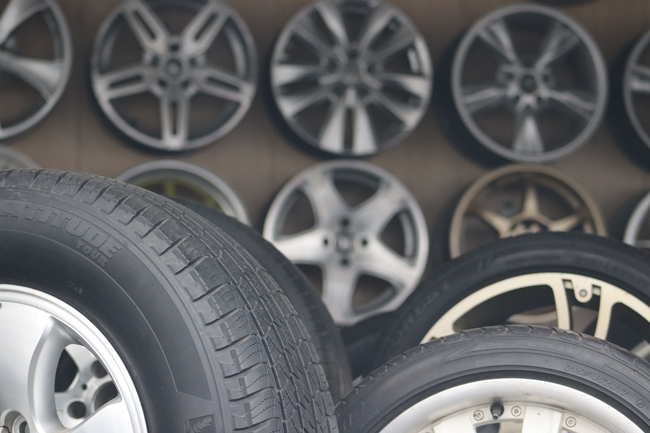 Escolher os pneus certos com um guia completo, do tamanho ao estilo de direção e tudo mais que você precisa saber